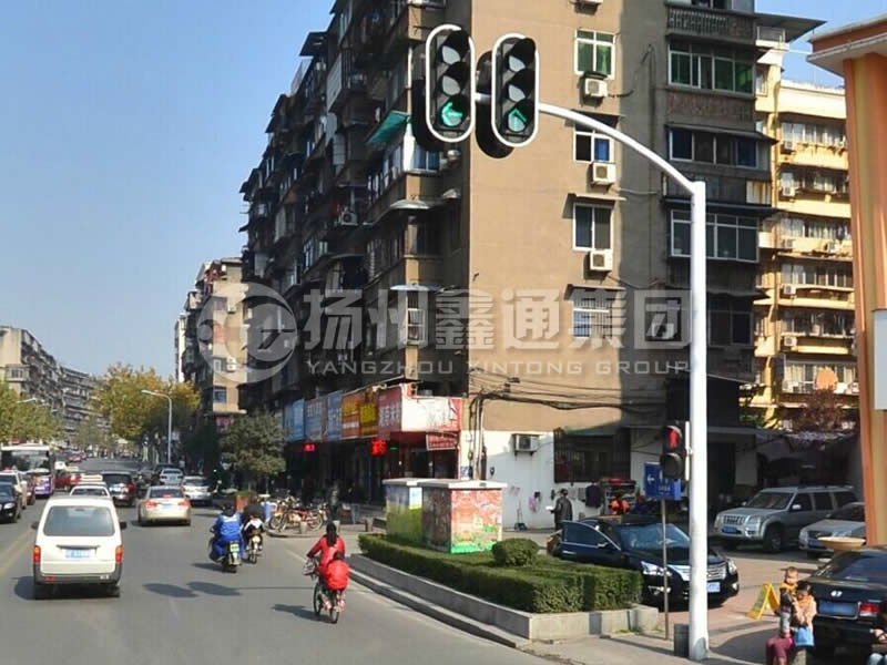 XHDG-046，單挑彎臂信號燈桿